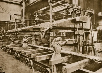 Donne lavoratrici in una fabbrica di armamenti pesanti